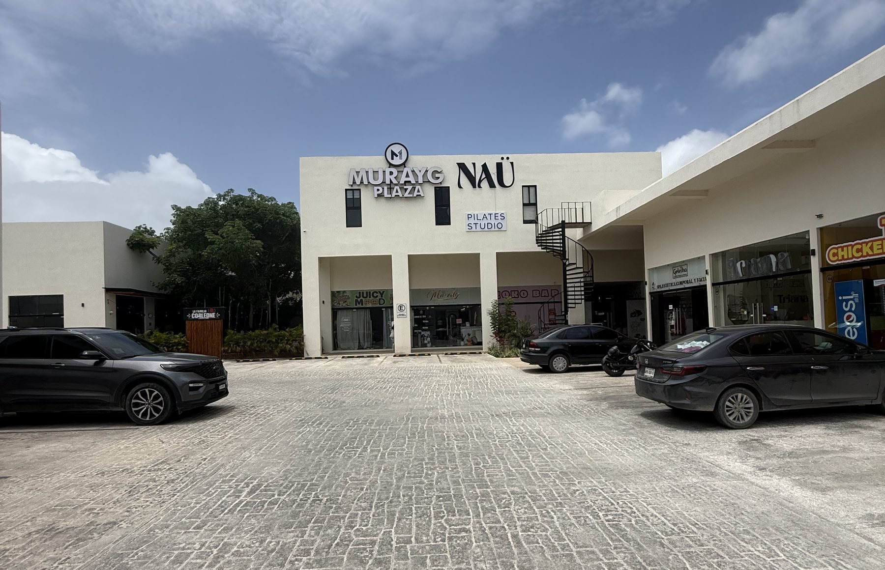 Murayg Plaza, plaza comercial sobre Av. Nichupté en Cancún